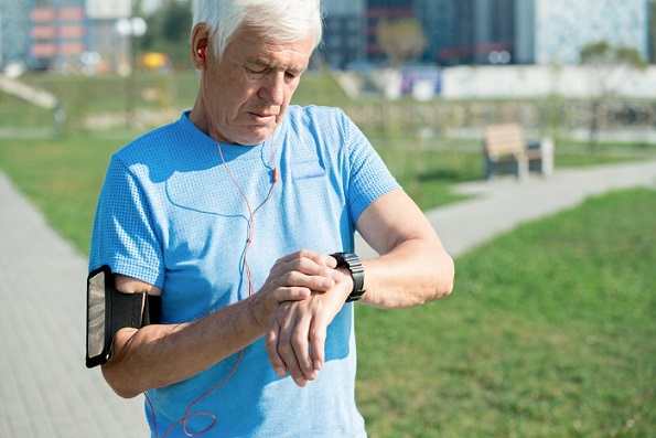 Best smart fitness trackers for senior citizens